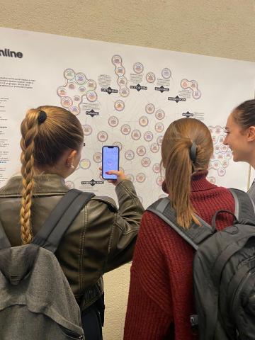 Studentesse che visitano la mostra