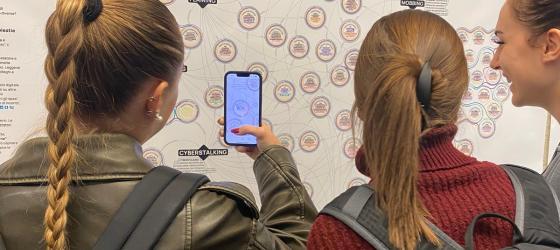 Studentesse che visitano la mostra