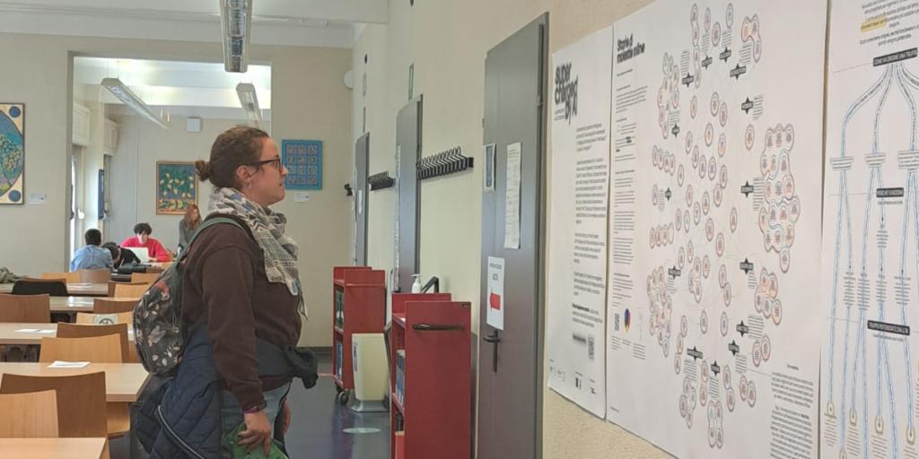 Studentessa che visita la mostra