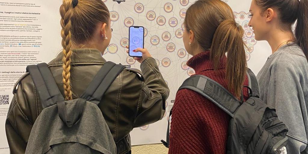 Studentesse che visitano la mostra