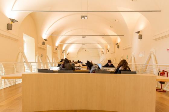 Spazio di studio nel soppalco della Biblioteca di Scienze Politiche e Internazionali